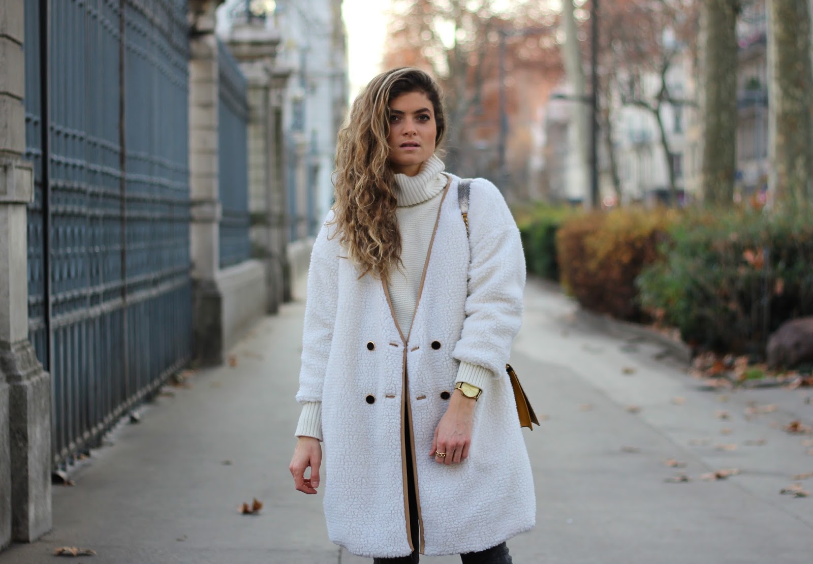 porter un manteau blanc