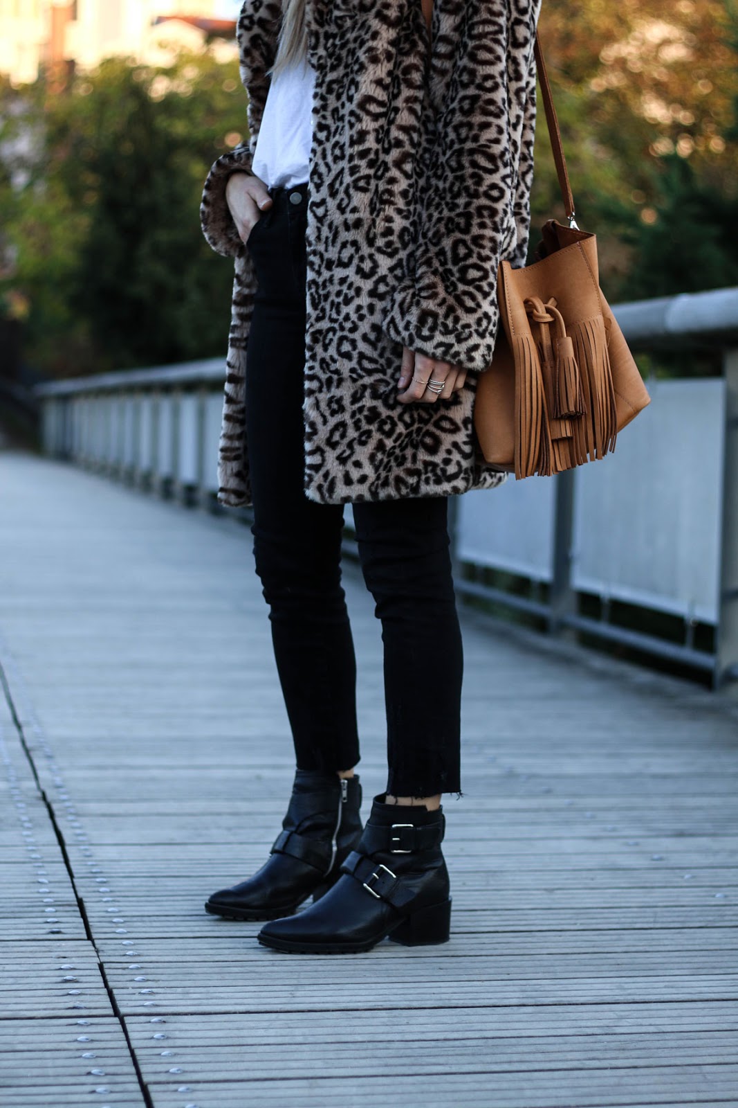 tenue avec manteau leopard