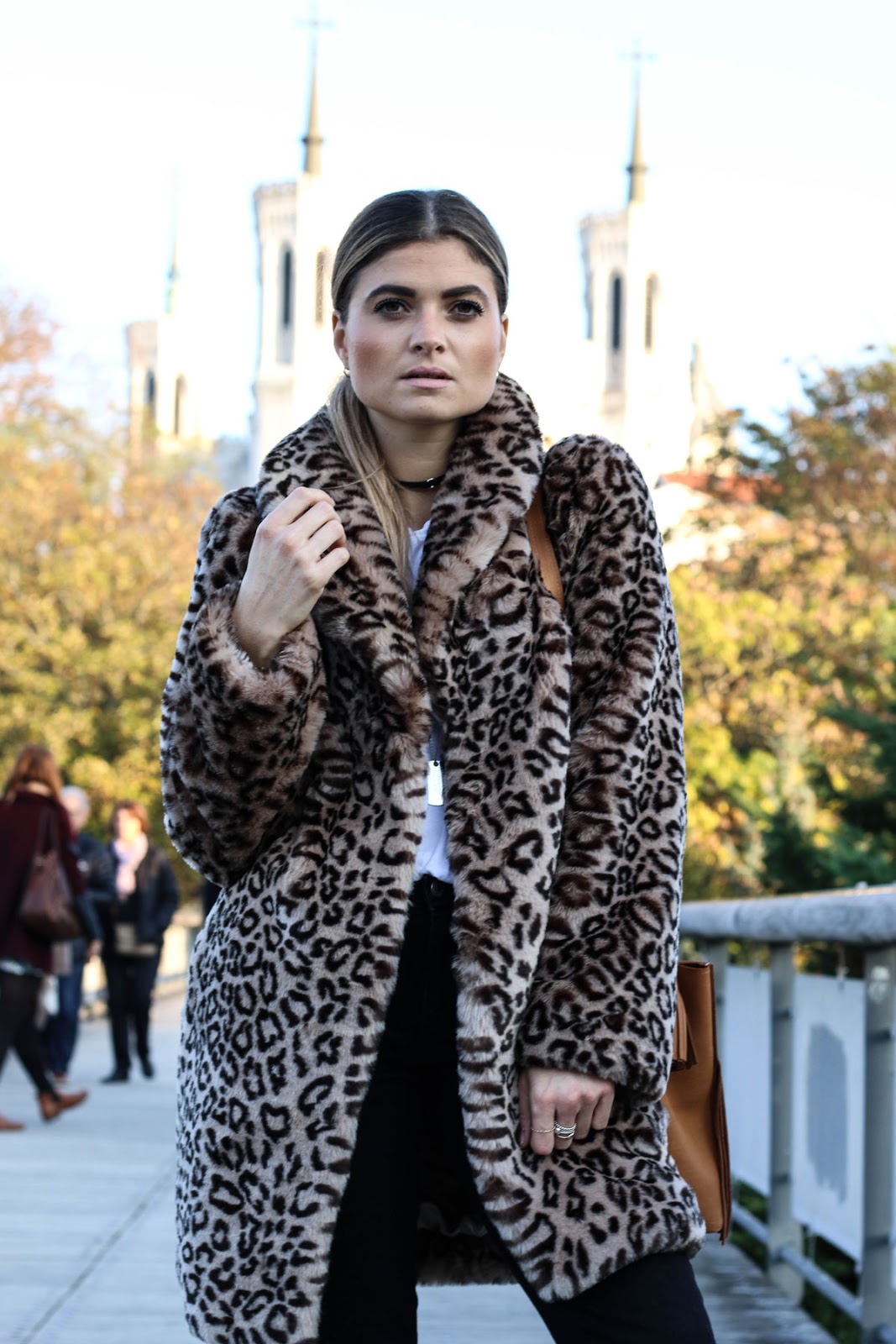 tenue avec manteau leopard