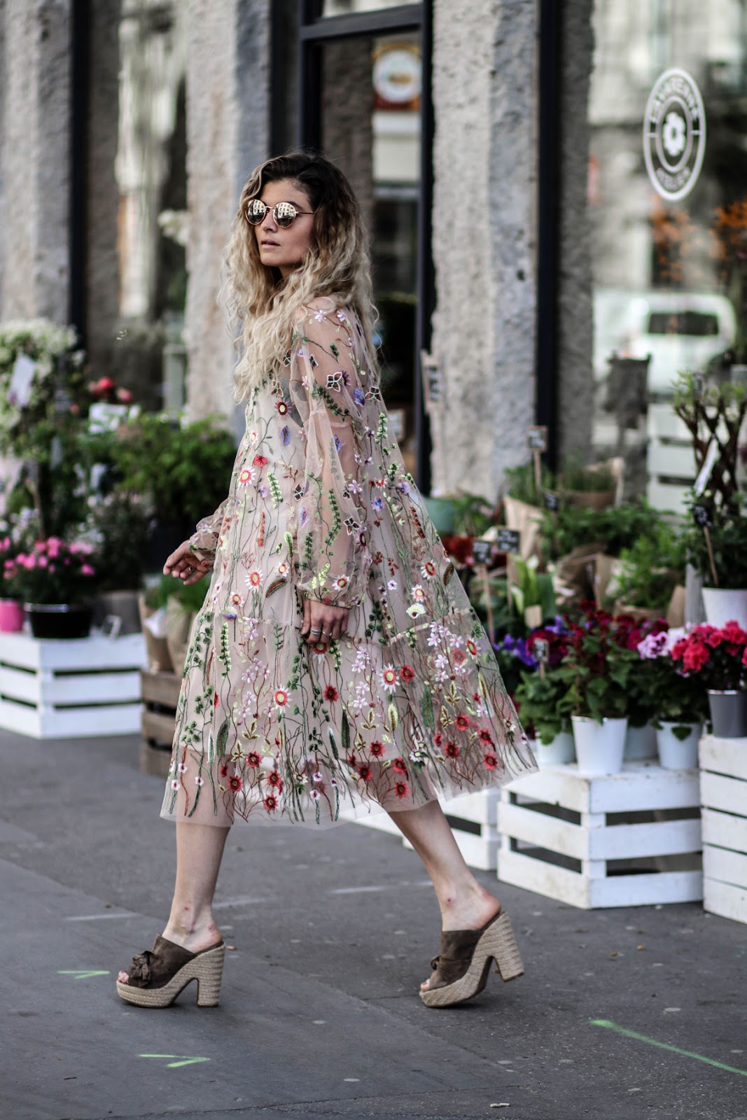 Robe en tulle brodée de fleurs