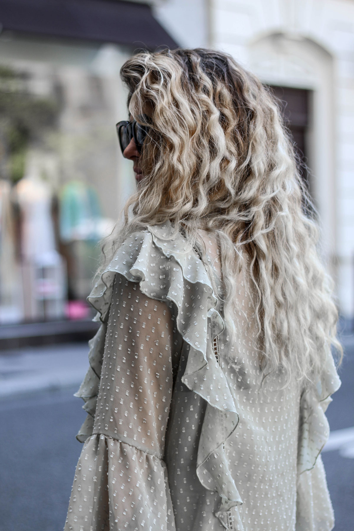 Cheveux ondulés blond polaire