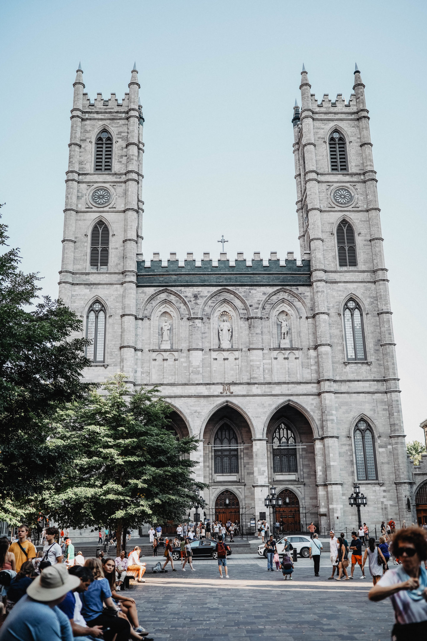 Basilique Notre Dame Montréal extérieur marie and mood blog