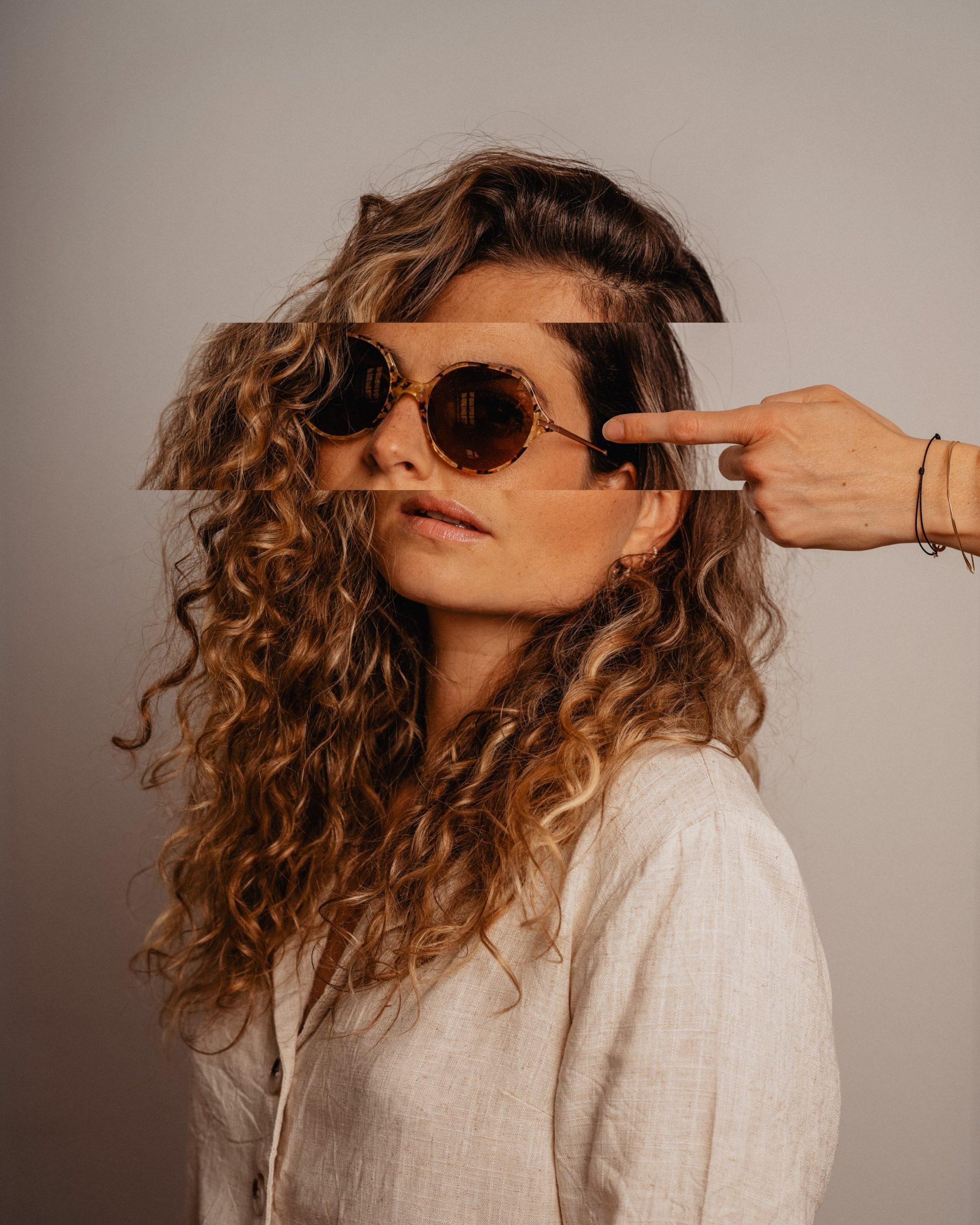 PHOTOS – Comment porter les lunettes de soleil tendance printemps